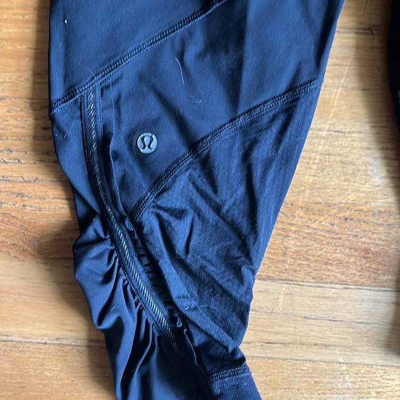 Lulu lemon size small short leggings - Picture 3 of 4